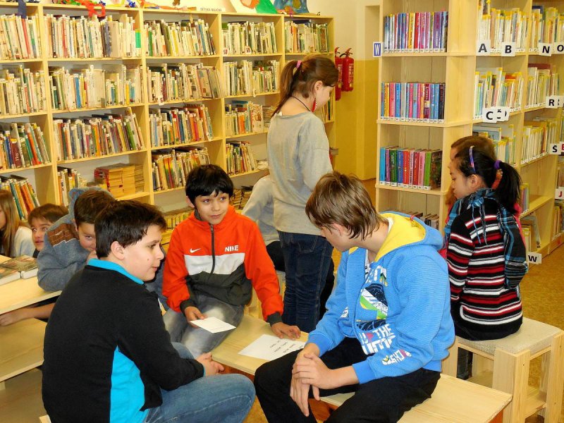 Šesťáci v knihovně
