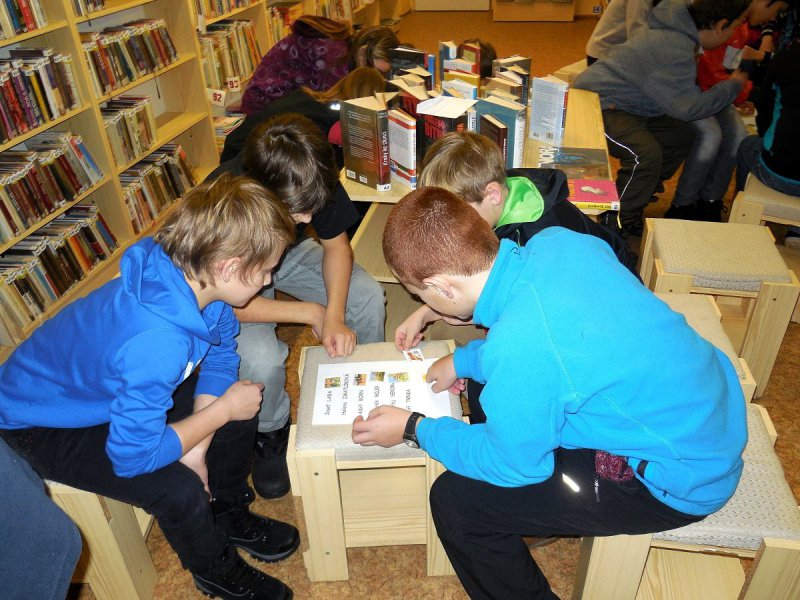 Šesťáci v knihovně
